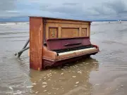 Piano mysteriously appears on Welsh beach