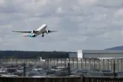 Pilot reports flying saucer sighting near Gatwick Airport landing