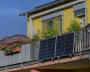 Plug-in solar panels could save households £370 a year