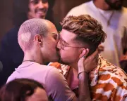 Public Kissing Boosts Relationship Quality, Study Finds
