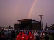 Reading Festival fan's flip-flop mistake in mud goes viral