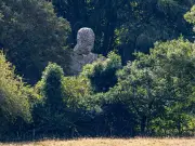 Robbie Williams' 60ft Robot Om Spooks Wiltshire Villagers