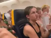 Ryanair passengers 'passed out and threw up' in heat