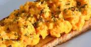 Scrambled eggs tastier with mascarpone instead of butter or oil