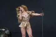 Slayyyter makes UK debut at Reading Festival in poncho-wearing crowd