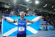 Swinney presents Kerr with gold after Commonwealth Games mile win