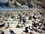 'Time traveller' in 1940s beach photo sparks smartphone debate