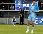 Toddler invades pitch during Minnesota United's 5-1 win over San Jose