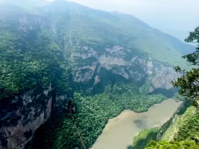 Brit tourists in Mexico bus cliff-edge terror as tour bus rolls towards canyon