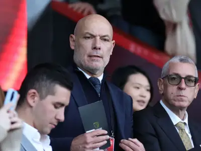 Howard Webb under pressure after Man Utd apology and Arsenal complaint