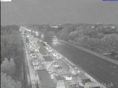 M1 shut in both directions after lorry overturns in Leicestershire