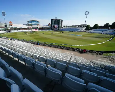 Somerset edge closer to title as Surrey survive Oval thriller