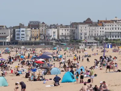 UK hotter than Greece as final heatwave brings 26C