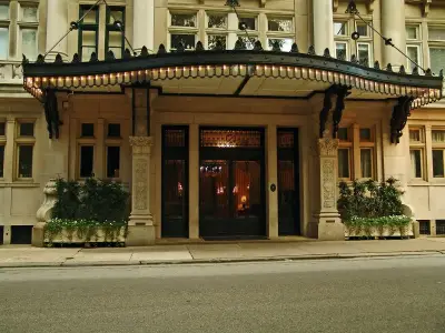 Woman spots Brett Goldstein outside hotel without realising who he is