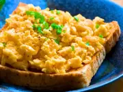 Add cornflour to scrambled eggs for creamy texture in 60 seconds