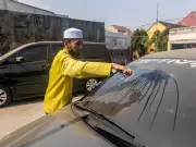 Anak Krakatau eruption: Eye damage warning as ash falls on Indonesia