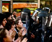Anti-eviction protest and flower project: photos of the day