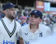 Bamber and Woakes lead Warwickshire to County Championship title
