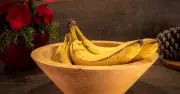 Bananas stay yellow longer with cling film on stems