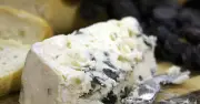 Cheese stays fresh for 4 weeks and won't get mouldy if you store it with 1 item
