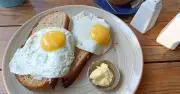 Fried eggs tastier with water instead of oil: TikTok trick