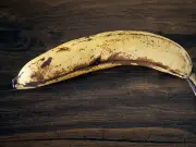 Keep bananas fresh longer with this simple tin foil trick