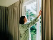 Keep curtains dust-free without washing machine using 1 simple hack