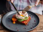 Microwave poached eggs: 2-minute method without a pan