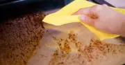 Oven glass sparkles with 2 kitchen staples that cut through grease