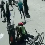 Police disguised as delivery rider and street cleaner catch machete suspect