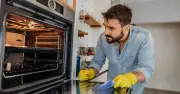 Remove oven grease with soda crystals: better than vinegar and baking soda