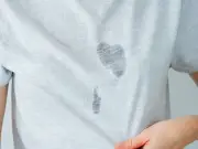 Remove tough oil stains with 2 household items before washing