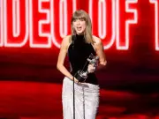 Taylor Swift honours Dolly Parton in MTV VMAs win
