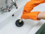 Unblock a drain in 10 minutes with soda crystals, not vinegar