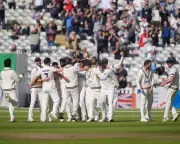 Warwickshire clinch County Championship title with victory over Leicestershire