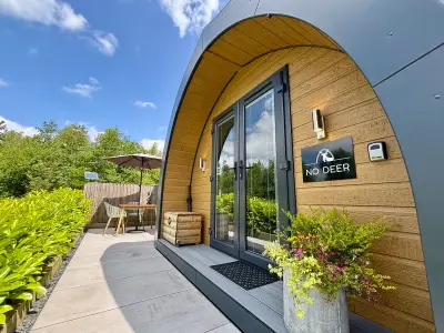 Award-winning Peak District cabin with hot tub and deer field