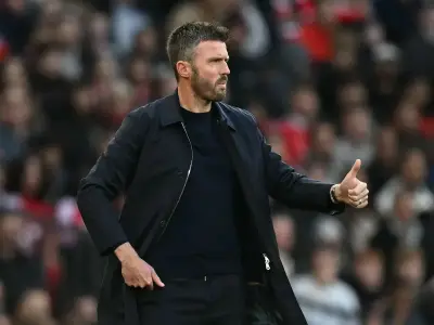 Carrick's Man Utd held by 10-man Spurs in woeful draw