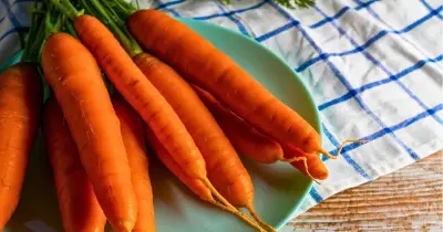 Carrots last 10 times longer with paper towel storage trick