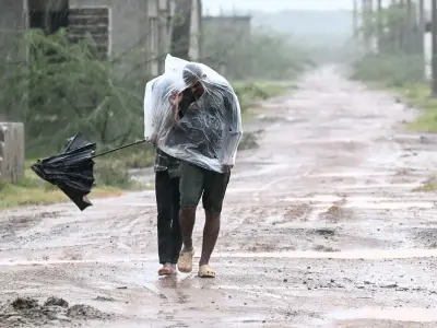 Cyclone Arnab: India evacuates 50,000 as 106mph storm nears