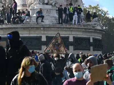 French riots: 400 arrested as Macron warns over violence