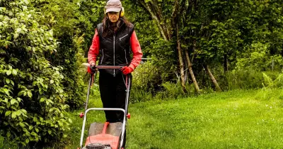 Gardeners urged to do 4 essential lawn jobs before final cut