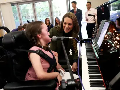 Kate praises 'brilliant' teen singer during hospice visit