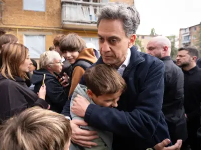 Miliband Visits Kyiv Amid Russian Drone Attacks and Air Raid Alerts