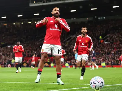 Solanke's Stoppage-Time Header Earns Tottenham a Point at Old Trafford
