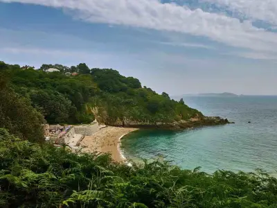Travellers snap up £26 flights to 'breathtaking' island with sea-view hotels