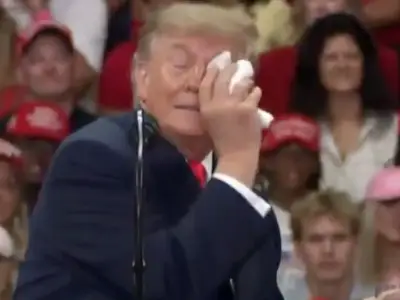 Trump pauses rally to grab cloth, sparking fresh health fears