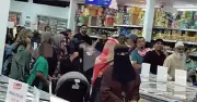 Asian supermarket queues: Shoppers filmed in separate male and female lines