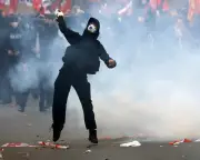 French student protests: police clash with demonstrators in Paris