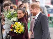 Harry and Meghan's 'non-royal' visit: crowds, flowers and selfies