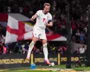 Kane doubles up on landmark night as England cruise past Czechia